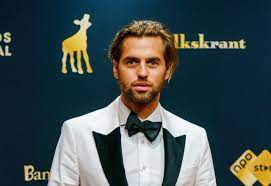 Acteur manuel broekman, bekend van films als hartenstraat en feuten, moet over een week voor de rechter verschijnen. Y5dhm C6stw3zm