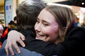 Hurrarop och kramar när OS-hjältarna McManus och Femling kom hem: "Jag är  så stolt över båda"