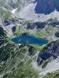 Drachensee Von Der Ehrwalder Sonnenspitze Betrachtet Bergtour Im Mieminger Gebirge Bei Ehrwald In Tirol Bergtour Ehrwald Schone Landschaften