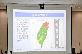 更新時間： 2021/05/19 22:47 (新增：影片) 中央流行疫情指揮中心今宣布新增267例本土確診個案，其中2例來自台南新營，為一名88歲老婦和同住的60歲大兒子，大兒子在5月2、7日曾到台北市萬華區，疑因當時. æœ¬åœŸç–«æƒ…å»¶ç‡'é»ƒæ•æƒ å¸‚é•·å®£å¸ƒå˜‰ç¾©å¸‚ä»¥æº–ä¸‰ç´šè¦æ ¼å‚™æˆ°