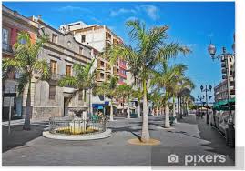 Se está culminando aceras y señalización de la parte alta para terminar un proyecto que, además de mejorar la vía, acabará con las inundaciones en… Poster Mein Strasse In Der Altstadt Von Santa Cruz De Tenerife Spanien Pixers Wir Leben Um Zu Verandern