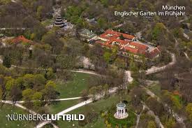 The english garden, located in the heart of munich, is nevertheless popular with visitors. Munchen Englischer Garten Im Fruhjahr