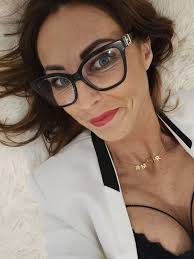 Online Online 👤 Eva sent you a friend request. 📍 3.14 miles away 📩 (7)  new messages