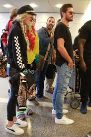 Bella, 19, and scott, 33, were seen poolside at a resort, where she spent some time gazing adoringly into. Bella Thorne With Scott Disick And Dani Thorne At Lax Airport 12 Gotceleb