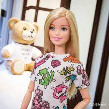 barbie on instagram done with my fittings at moschino can t wait for the show tonight itsjeremyscott 2 hours to go moda bebekleri barbie giysileri barbie