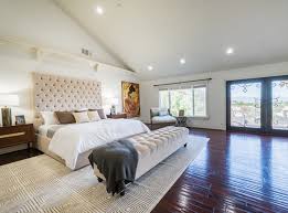 En los sitios de ventas de propiedades es descrita como una de las grandes joyas inmobiliarias de encino, california, ya que posee unas fabulosas vistas. Photos Nick And Vanessa Lachey Buy Jenni Rivera Rsquo S Home For 4 15 Million Instyle