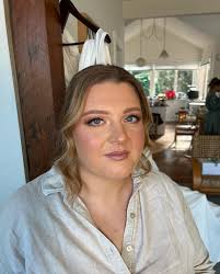 A few weeks ago I spent another beautiful morning at  @wildwoodkangaroovalley getting Elizabeth ready to walk down the isle to  say “I Do” 💍 Photography by @translucent_photography Hair by  @willowhairbychantelle_ #makeup #shellharbourmakeupartist #