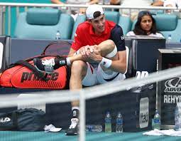 His match against france's nicolas mahut at the 2010 wimbledon tournament lasted a record 10 hours, before isner finally. Ermudungsbruch Im Fuss John Isner Droht Lange Pause Tennis Magazin