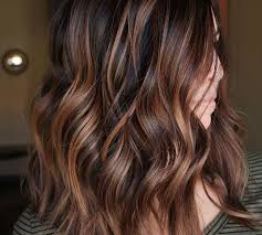 karamell braune haare bob frisur in karamellbraun mit karamellblonden strahnen frisuren balayage frisur balayage