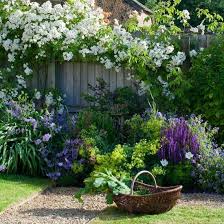 Wenn Eine Uppige Rose Im Spiel Ist Bleibt Die Romantische Wirkung Nicht Aus Garten Garten Ideen Bauerngarten