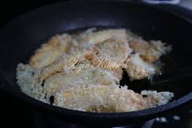 Masukkan pisang ke adonan tepung dan gulingkan pada tepung panir. Pisang Goreng Rangup Yang Sedap Azie Kitchen