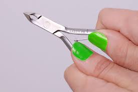 Pamuklu bir bezi alkol ile nemlendirin ve tırnak kesme makinesini dezenfekte etmek için yaprakların her iki tarafını temizleyin. Tirnak Makasi 30 Fotograf Evde Onlari Keskinlestirmek Icin Nasil Kutikul Sokulurken Manikur Secmek Icin Hangisi Daha Iyidir