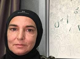 Iepazīstieties ar musulmanis tulkošanas piemēriem teikumos, klausieties izrunu un apgūstiet gramatiku. Sinead O Connor Attacca I Bianchi Non Musulmani Sono Disgustosi Corriere It