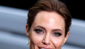 Voir plus d'idées sur le thème angelina jolie, maléfique 2. Video Trois Heures De Maquillage Par Jour Pour Angelina Jolie Dans Malefique L Express Styles