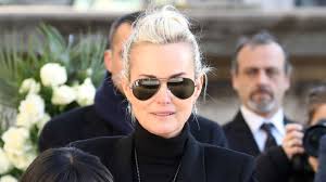 Проверьте 'renoncer à sa nationalité' перевод на английский. Laeticia Hallyday Veut Obtenir La Nationalite Americaine