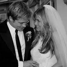 Looking Back At Jennifer Anistons Wedding Photos Jennifer Aniston Wedding Jennifer Aniston Wedding Dress Celebrity Bride