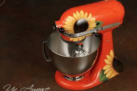 Custom kitchenaid mixer created by the amazing nicole at un amore! Artist Hand Paints Kitchenaid Stand Mixers Simplemost