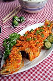 Tata ikan goreng dalam piring saji. Ikan Siakap Goreng Berlada Qasey Honey