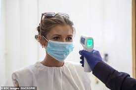 Love Island S Amy Hart Visits Dentist For 100k Teeth Makeover Daily Mail Online
