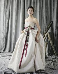 Traditional Korean Dress And Modern Hanbook I Really Wanna Try This Or Have It On My Own Korean Wedding Dress Korean Dress Hanbok Wedding Dress