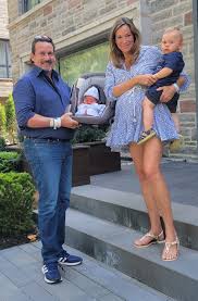 Pierre Karl Péladeau et sa conjointe, Pascale Bourbeau, ont accueilli leur  deuxième enfant et partagent une première photo