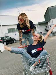 It was a hilarious moment and major best friend goals. Bff Friendship Goals Twinstyle Fashion Blondes Best Friend Best Friend Fashion Tumblr Bilder Hamburger Friend Photoshoot Bff Pictures Best Friend Photos
