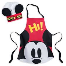 Oh La La Les Chefs En Herbe Feront Sensation Avec Notre Ensemble Toque Et Tablier Mickey Mouse L En Cuisine Mickey Mouse Disney Mickey Mouse Cuisine Disney