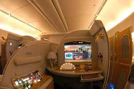 I've flown on other airlines' first class seats before, but there's something about the emirates first class suites that just scream decadence. Datei Emirates Boeing 777 200lr First Class Suite Jpg Wikipedia