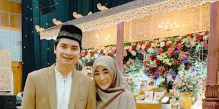 Dalam foto tersebut, ia berpose bersama larissa chou, ibu dan adiknya di atas panggung pelaminan. Alvin Faiz Poligami