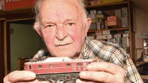 Marktplatz: Dr. Robert Petzold aus Kaufungen verkauft seine riesige  Märklin-Anlage an Kenner und Könner