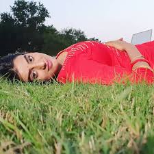 अपने डांस से कोहराम मचाने वाली भोजपुरी सिनेमा की जान अक्षरा सिंह यहां ले  रही हैं करवटें...