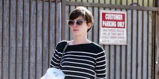 Well though a little bit pale, but anne hathway no makeup appearance is still fine and ok. Anne Hathaway Without Makeup Actress Looks Fresh Faced As She Runs Errands In La Photo Huffpost