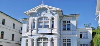 Комплекс haus bergfried расположен в коммуне фильцмос, в 1 км от горнолыжного подъемника гросберг и в 1,8 км от горнолыжного подъемника беграйнлифт. Haus Bergfried Bansin