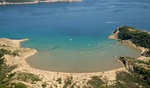 Der paradiesstrand auf der kroatischen insel rab, der auch noch so heißt, ist nicht unbedingt ein paradiesstrand foto: Sahara Auf Der Insel Rab In Kroatien