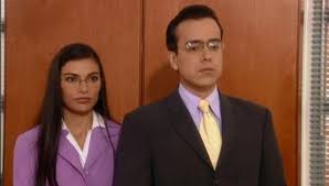 Armando rubs the wrong side of his cheek, after falling into the lamp. Noticias Sobre Yo Soy Betty La Fea Peru21