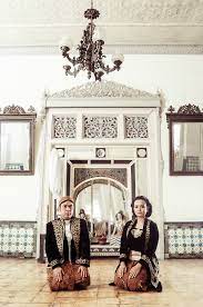 Cara edit background foto studio sini via studiosini.com. Foto Prewedding Tradisional Jawa Prewedmoto