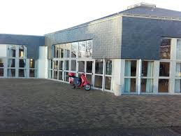 Salle Des Fetes La Papiniere Ville De Suce Sur Erdre Rehabilitation En Menuiseries Minco Gamme Tonus Ext Alu Gris Galet Avec Images Salle De Fete Gris Galet Menuiserie