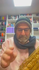 Haciendo el ridículo con el Saxofón. En cuanto coja confianza lo llamo  Saxon. ;)