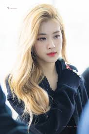 Here are the latest looks with ravishing updos, downdos and half up, half down styles for curly, wavy, straight and black hair, as well as ideas on how to complete your look. Blackpink Rose Black Hair Vs Blonde Hair Knetizen