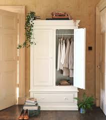 1001 Idees Pour Relooker Une Armoire Ancienne Relooker Meuble Relooking Armoire Armoire Chambre