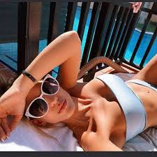 Hoe lang en hoeveel weegt sarah harrison? Playmate Sorgt Fur Ekstase Fans Sturmen Einkaufscenter Wegen Tv Sternchen Schwanthalerhohe