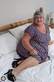 Fat granny with eyeglasses Libby strips naked and fucks a sex toy -  Pichunter