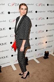 Emma Roberts Rocks Androgynous Nanette Lepore Ensemble Por vogue29 de agosto de 2016.