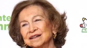 La actitud de la reina Sofía mucho más sonriente y animada que la que ha  mostrado anteriormente