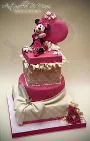 Gli addobbi festa primo compleanno tema minnie dedicato alle bambine che amano questo famosissimo personaggio, gli addobbi tavola baby minnie sono composti da piatti piattini, bicchieri, tovaglioli e tovaglia in plastica con dei colori rosa molto dolci. 70 Torte Di Minnie Per Compleanni Di Bambine Pianetabambini It