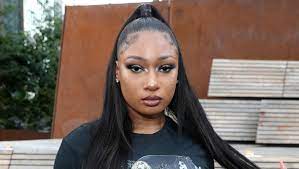 1 034 662 · обсуждают: Megan Thee Stallion Checks Her Make Up Artist After He Calls Her Out On Ig Iheartradio