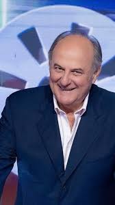 Gerry Scotti si è rivelato, ancora una volta, una delle persone più intelligenti del panorama televisivo italiano. Per essere più intelligenti di Fabrizio Corona, invece, basterebbe essere un comodino. Andiamo con ordine.