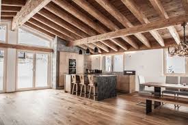 Modernes Chalet Landhausstil Skandinavischer Alpenstil Mobel Landhausstil Dekoration Alpenstil Deko Landhausstil Wohnzimm Haus Moderne Hutten Geweih Lampe