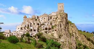 Le réseau des villages by ca dispose de relais internationaux avec un village by ca implanté à milan et des relais dans des villes majeures dans le monde (londres, new york, shanghai, tokyo. Craco Un Village Fantome Medieval Sous Le Soleil D Italie