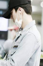 Gaya airport fashion member exo, sehun, yang terlihat di bandara internasional incheon pada 30 juli lalu sebelum bertolak ke tiongkok untuk melaksanakan fans signing. Exo Sehun Airport Fashion